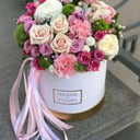 Шляпная коробка с цветами «Нежный шелест» из роз и хризантем