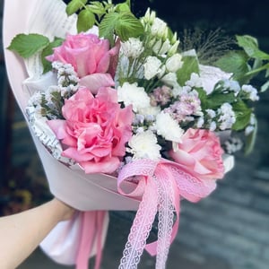 Букет Очаровательная улыбка из роз и эустом