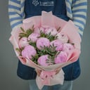 Букет из 11 розовых пионов с фисташкой