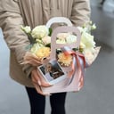 Коробка с цветами «Коллекция 2024. Для мамы сумочка S» из роз и эустом