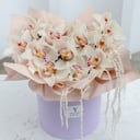 Шляпная коробка с цветами «Композиция из орхидей (цимбидиума)»