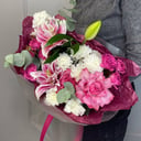 Букет «Яркая симфония» из гвоздик и роз