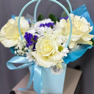 Коробка с цветами «Композиция "Чистая любовь"» из роз и хризантем