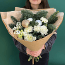 Зимний Светлый Букет из гвоздик и эустом