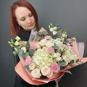 Букет «Ботаническая элегантность» из гвоздик и роз