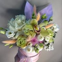 Шляпная коробка с цветами «Полёт фантазии» из роз и эустом