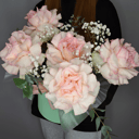 Шляпная коробка с цветами «Композиция "Фламинго"» из роз и гипсофил