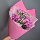 Букет «Комплимент в розовом» из хризантем и гипсофил