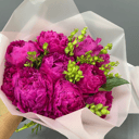 Букет пионов с зеленью