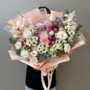 Авторский Букет Объятия из эустом и хризантем