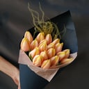 Букет «Персиковое наслаждение» из тюльпанов