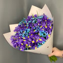 Букет «Ирисы и голубая гипсофила»