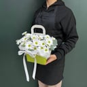 Коробка с цветами «Сумочка из кустовой ромашковой хризантем»