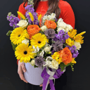 Шляпная коробка с цветами «Композиция Яркий день!» из роз и альстромерий