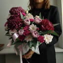 Шляпная коробка с цветами «Хризантемы, розы и диантусы в коробке»