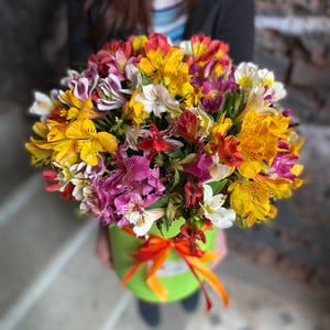 Шляпная коробка с цветами «Ирэн Адлер» из альстромерий