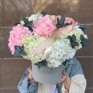 Шляпная коробка с цветами «Букет Ревиваль» из гортензий