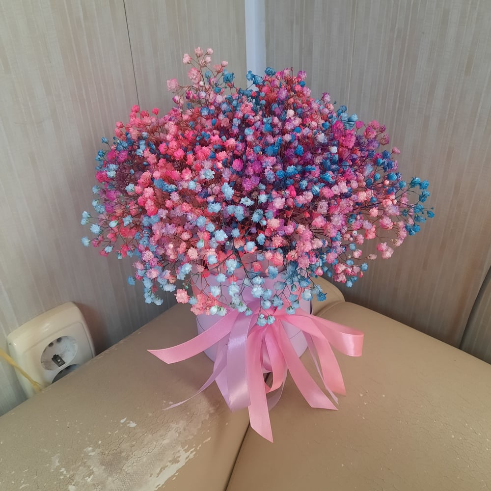 Шляпная коробка с цветами «Радужная гипсофила»