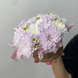 Корзина с цветами «Сиреневая радость» из хризантем