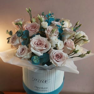 Шляпная коробка с цветами «Иноземка» из эустом