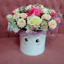 Букет в милой шляпной коробке из роз и гипсофил