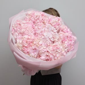 Букет с розовой гортензией