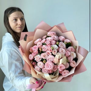 Монобукет из кустовых пионовидных роз.