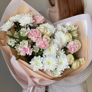 Большой букет из стойких цветов из гвоздик и роз