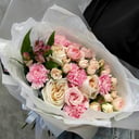 Стильный нежный букет Wembury из роз и альстромерий