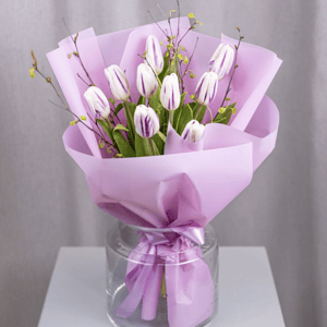 Букет "Жемчуг с отблеском сирени" из тюльпанов