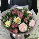 Букет «Перышко» из роз и альстромерий