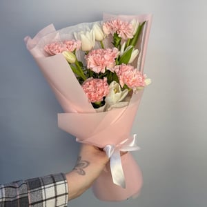 Авторский букет 154 - Весенний из тюльпанов и гвоздик