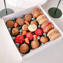 Макаруны и клубника в шоколаде