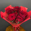 Яркий букет с бордовыми розами