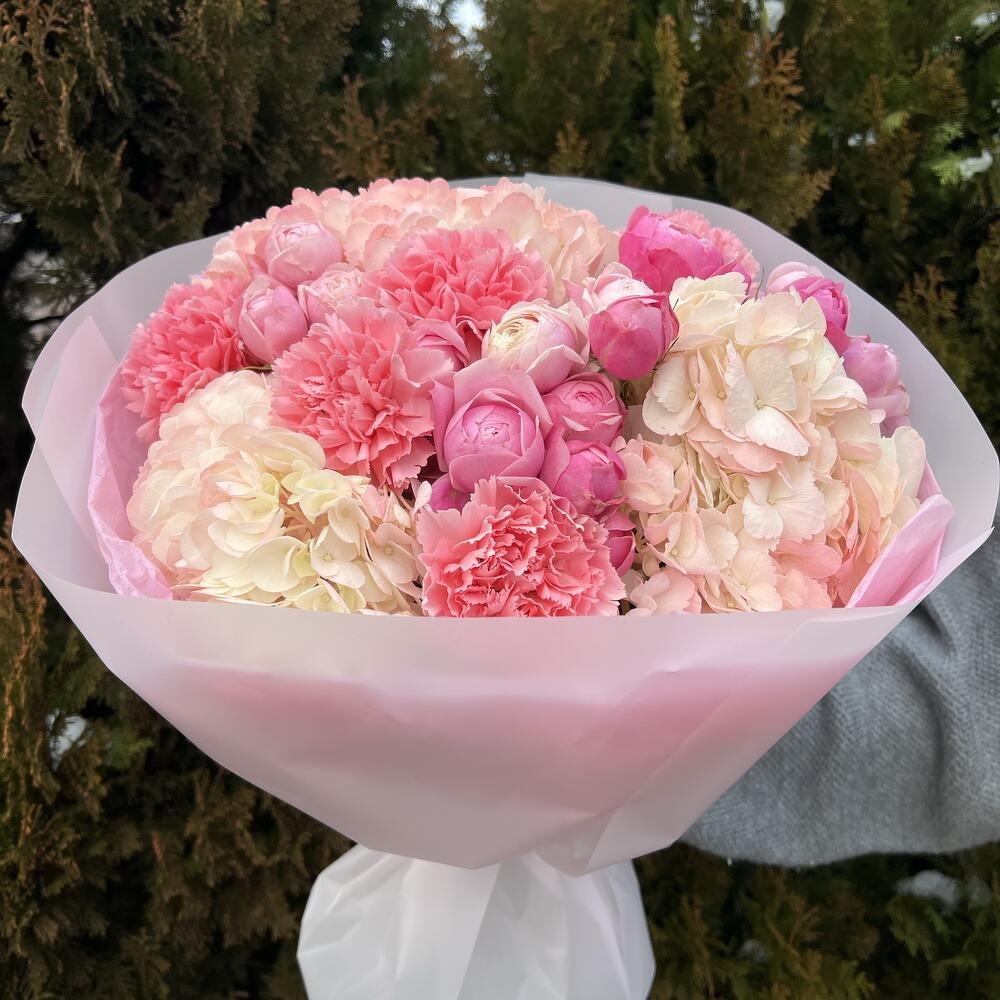 Пышный воздушный букет из гортензий