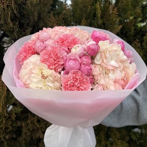 Пышный воздушный букет из гортензий