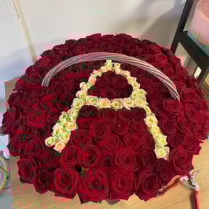 Корзина роз с буквой
