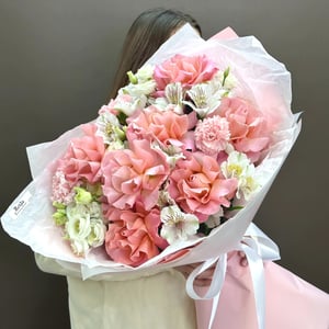 Букет «Притяжение» из роз и альстромерий