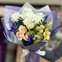 Букет «Нежность полей» из ирисов и хризантем