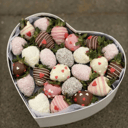 Сердце M белое с клубникой в шоколаде