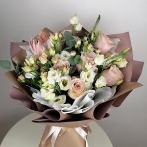Букет «Чистая нежность» из роз и эустом