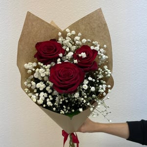 Букет «Зимняя вишня» из роз и гипсофил