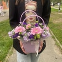 Коробка с цветами «Букет в сумочке из маттиолы, хризантемы» из гербер и гвоздик