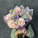 Букет из розовых роз эустрмы и эвкалипта