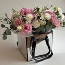 Коробка с цветами «Зеркало» из эустом и гвоздик