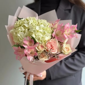Букет из гортензии, роз, альстромерий