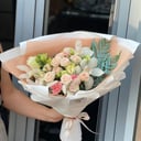 Букет «Заря» из эустом и орхидей