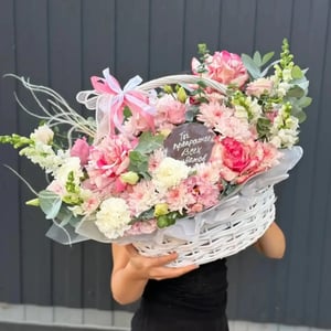 Корзина с зеркалом из эустом и роз