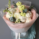 Нежный весенний букет с маттиолой и пион из роз