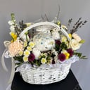 Пасхальная корзина с цветами и куличом из гвоздик и эустом